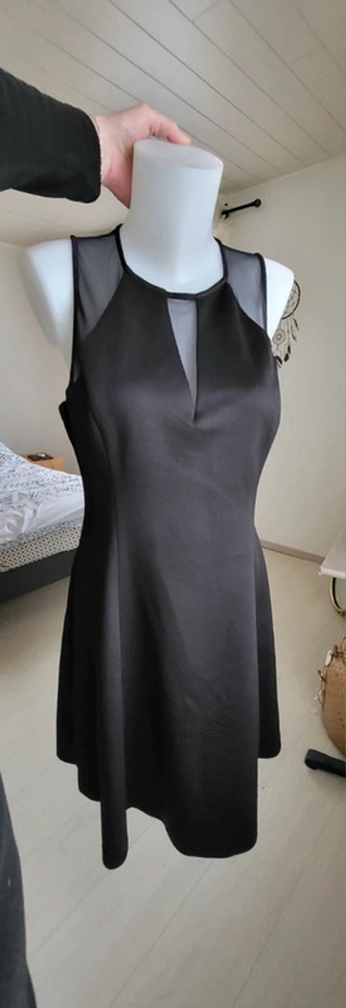 Robe ceintrée noire satinée avec plumetis. Décolleté et dos en voile. Guess XL/42. Neuve 🥰 - photo numéro 11