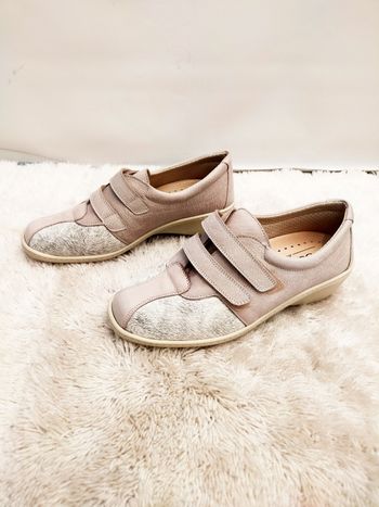 Très jolie paire de chaussures à scratch de la marque podowell taille 38 neuve