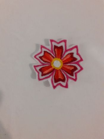Fleur en feutrine brodé à coudre