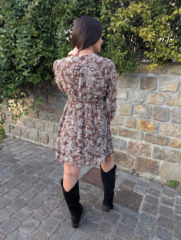 Robe fluide Strasbourg marron/beige
Taille M = ok pour 38
Col en V, doublée, motif bandana - photo numéro 4