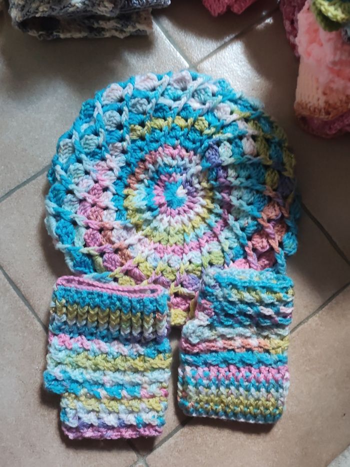 Bérets crochets fait main  certains avec mitaines - photo numéro 6