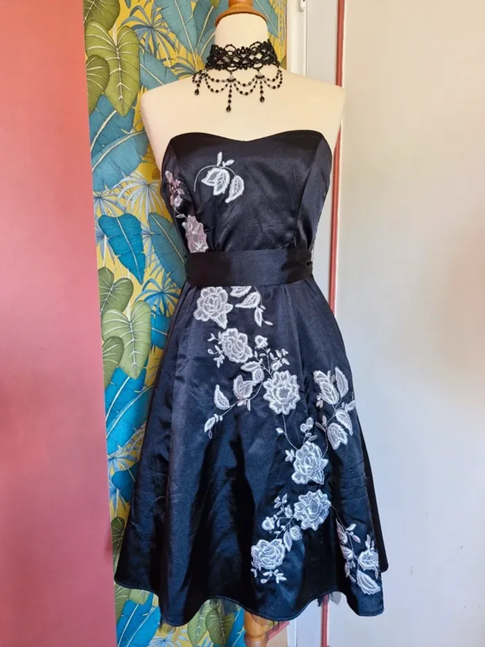 👗 Robe bustier à fleurs - photo numéro 2