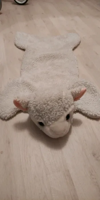 Petit tapis mouton décoration très mignonne en très bon état