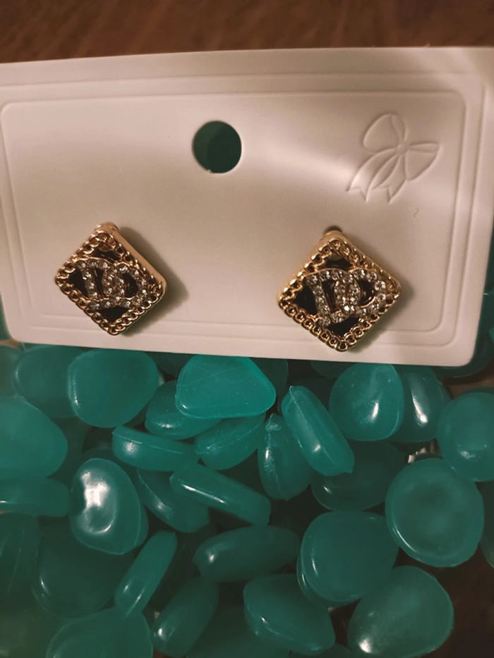 Boucles d'oreilles neuve inscription DO