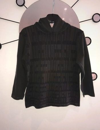 Tee-shirt manches longues et capuche 8 ans