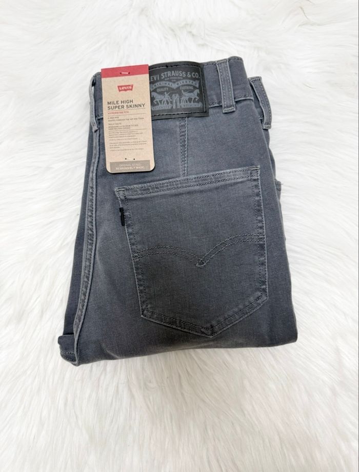 Jean Levi's Gris - Taille 28x30 - Neuf avec étiquettes - photo numéro 8