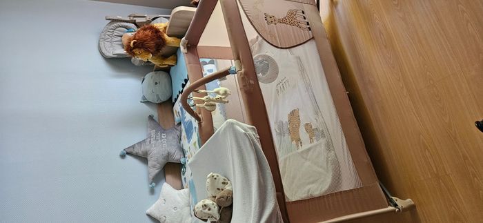 Lit parapluie Sophie la Girafe avec matelas neuf draps et gigoteuses