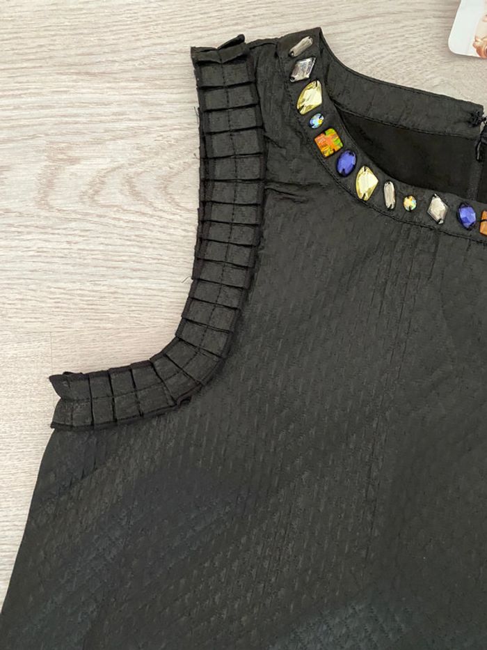 superbe robe avec perles au niveau de l’encolure noir métallique 14 ans Neuve - photo numéro 2