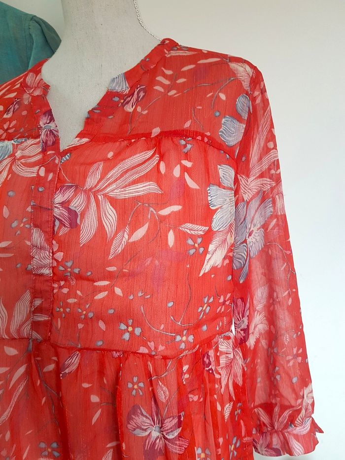 Robe rouge à fleurs. Voile transparent doublé. Sarah John Paris. T3 42, aisselles 54cm, haut 84cm. - photo numéro 2