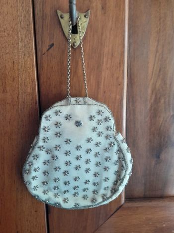 Pochette effet clouté vintage