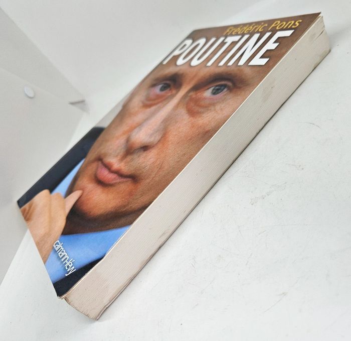 "Poutine", de Frédéric Pons.
Calmann-Lévy.
376 pages.
ISBN : 978.2.7021.5517.2 - photo numéro 4