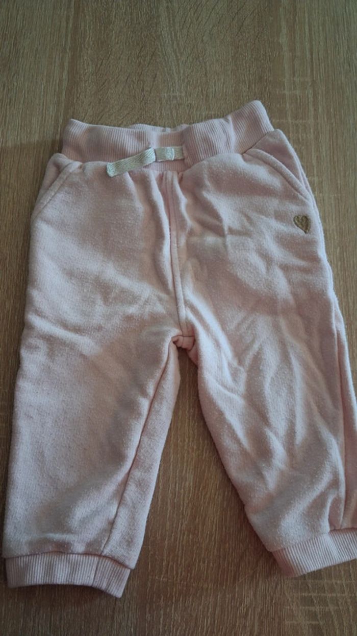 Lot jogging 9 mois - photo numéro 2