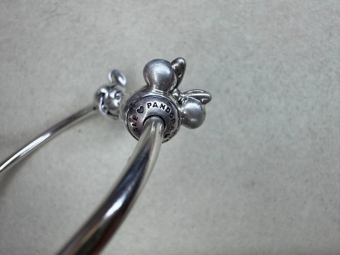 Bracelet Pandora Disney Authentique Jonc Ouvert Mickey et Minnie T2 - photo numéro 7