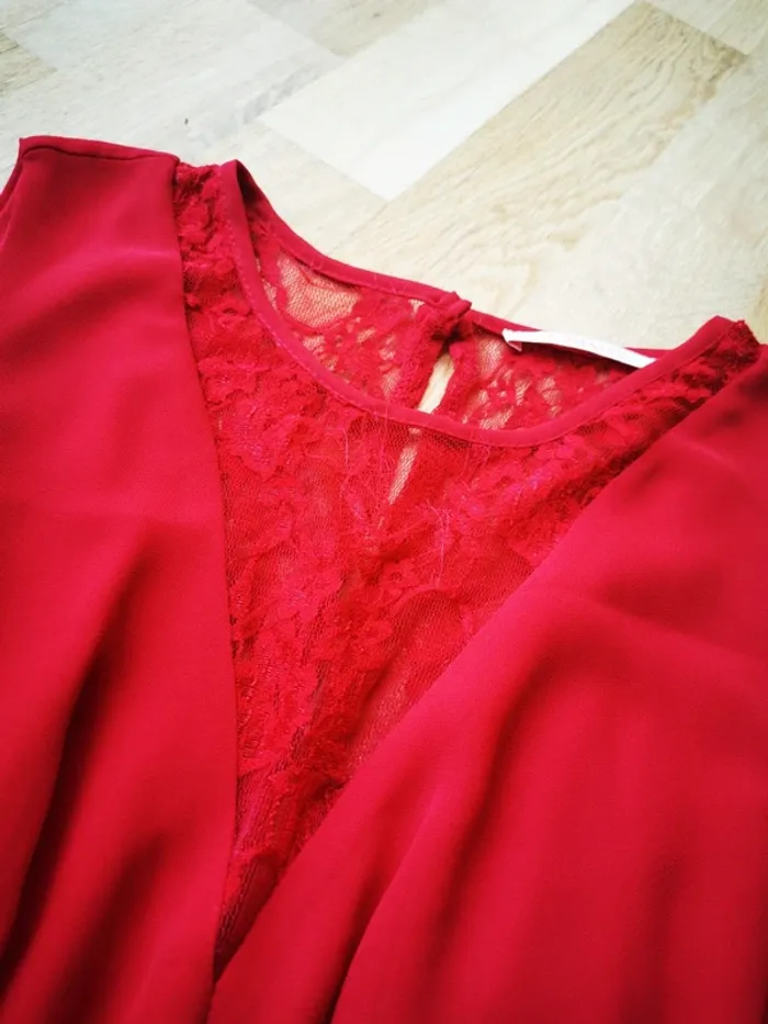 Robe rouge avec dentelle - photo numéro 3