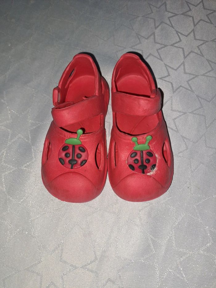 Chaussures crocs plastiques rouge et coccinelle 22
