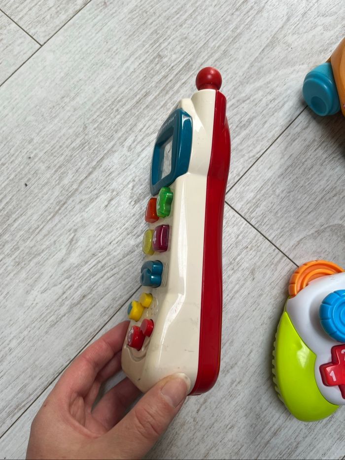 Lot de 2 jouets d’éveil  téléphone musical rigolo phone de vtech  manette musicale  et hippopotame à bille - photo numéro 2