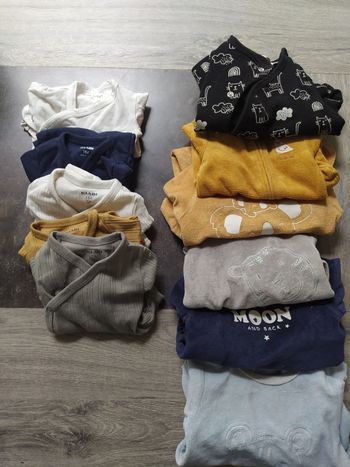 Lot bodys et pyjamas 1 mois