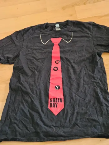T-shirt green day