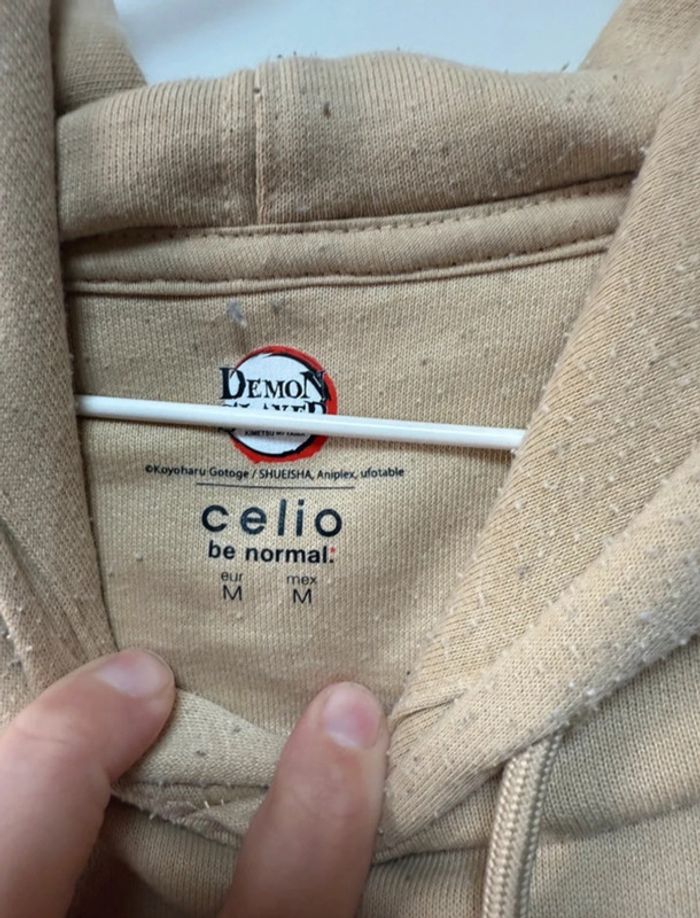 👕🔥 Sweat à capuche beige – Celio x Demon Slayer 🔥👕 - photo numéro 3