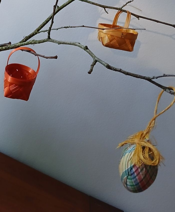 Lot sujets 4 œufs & 4 paniers à suspendre pour arbre Pâques multicolore - photo numéro 2