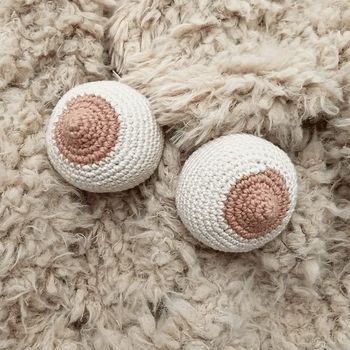 Seins en crochet pour allaitement 