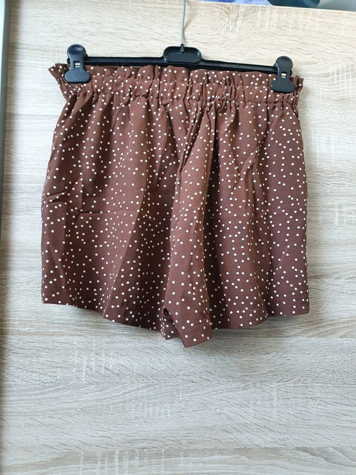 Short à pois.