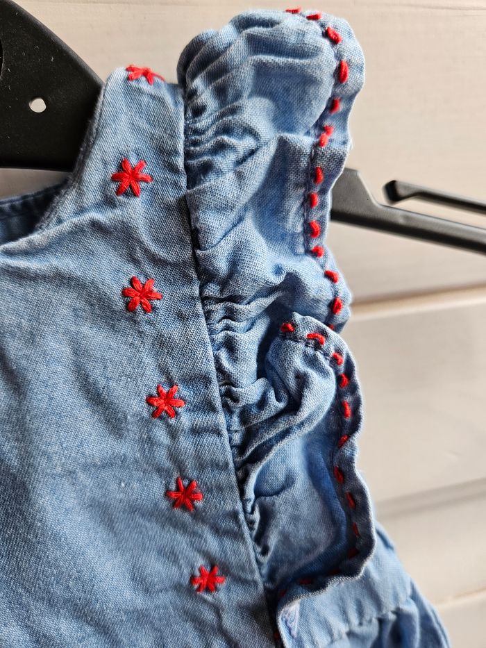 Robe Bébé Kiabi - Denim Léger Volants & Broderies T.1 Mois - photo numéro 2