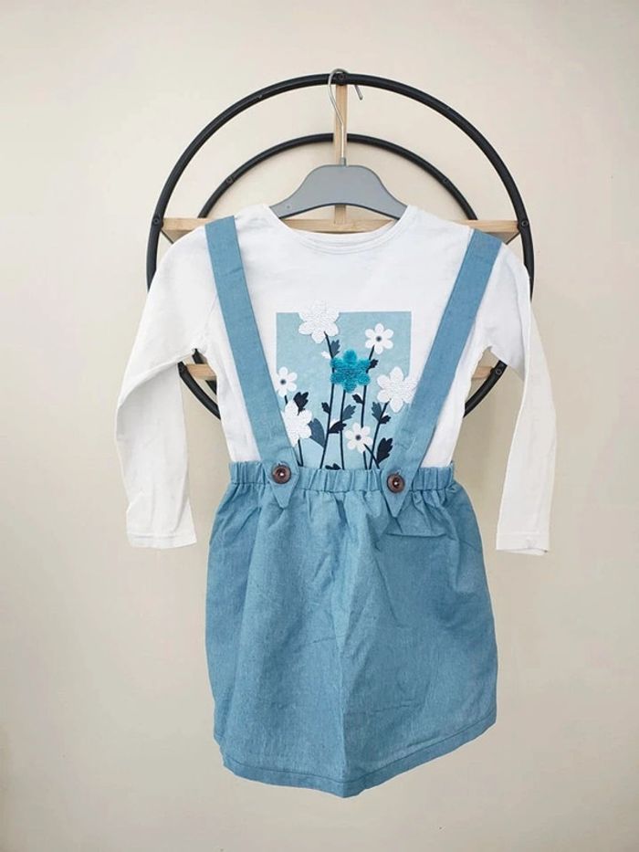 4 ans ensemble teeshirt Okaïdi et jupe a bretelles sans marque