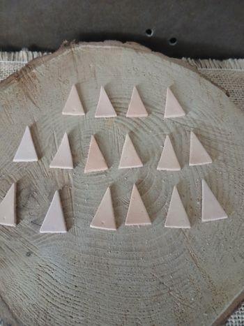 Lot de 17 triangles en cuir pour créations de bijoux