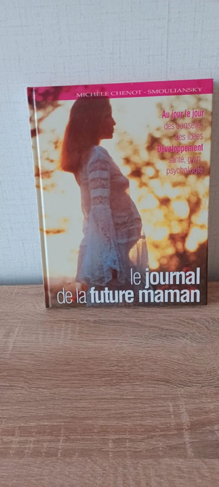 Livre "Le journal de la future maman" en bon état. - photo numéro 2