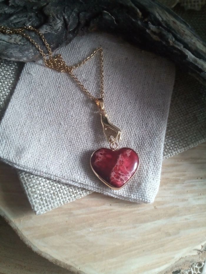 Collier pendentif coeur en pierre de jaspe impérial