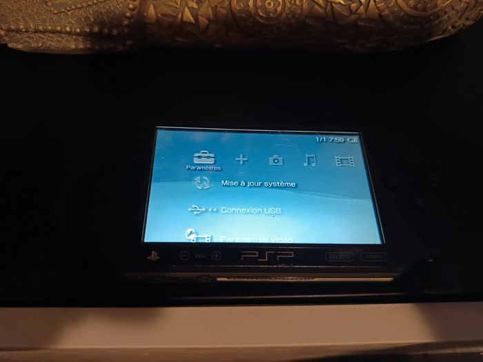 À vendre PSP vendu pour pièces fonctionnelle défaut barrette volume et Select start non fonctionnel - photo numéro 2