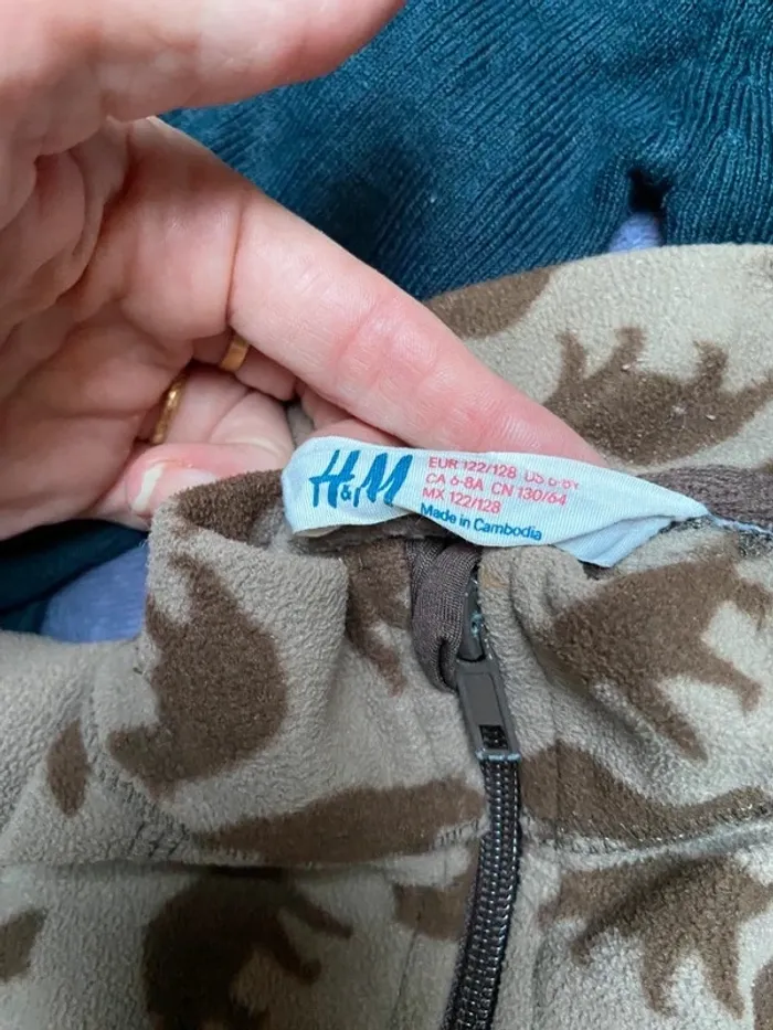 2 pulls et 1 gilet garçon 6 ans - photo numéro 2