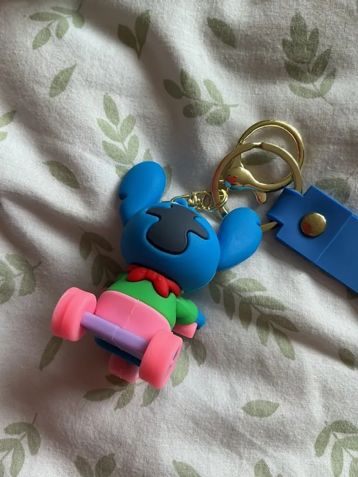 porte clés Disney Stitch fait du vélo REF 18 - photo numéro 6