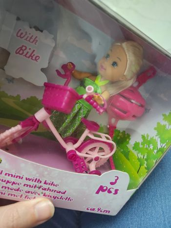 Poupée à velo - neuf