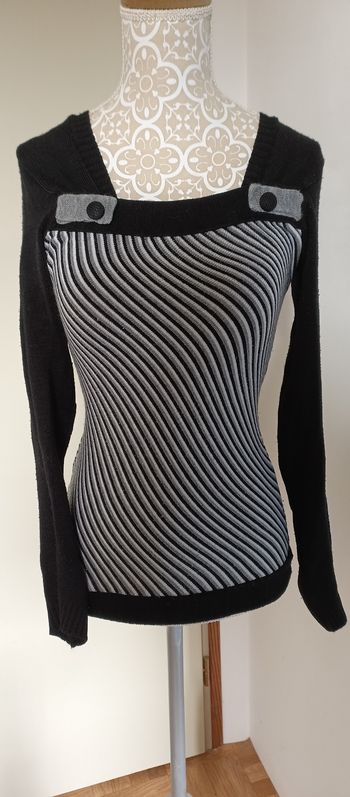 Pull à rayures gris, blanc et noir