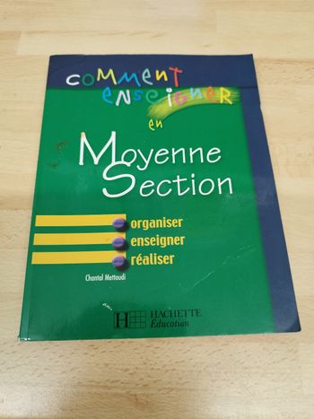 Comment enseir

en

Moyenne Section

organiser

enseigner

réaliser

Chantal Mettoudi

H

HACHETTE Education
