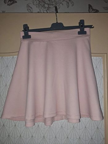 Jupe rose 36-38 trapèze. 2 micro tâches à peine visibles