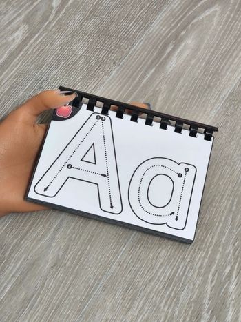 Livret relié de 26 Grandes cartes pour apprendre à tracer les lettres Montessori Très bon état