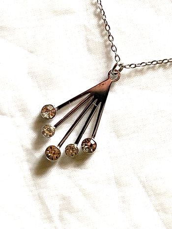 Collier Pendentif Grosse Patte Triangulaire 5 Doigts Pierres Strass Bijou Argenté Fantaisie Femmes