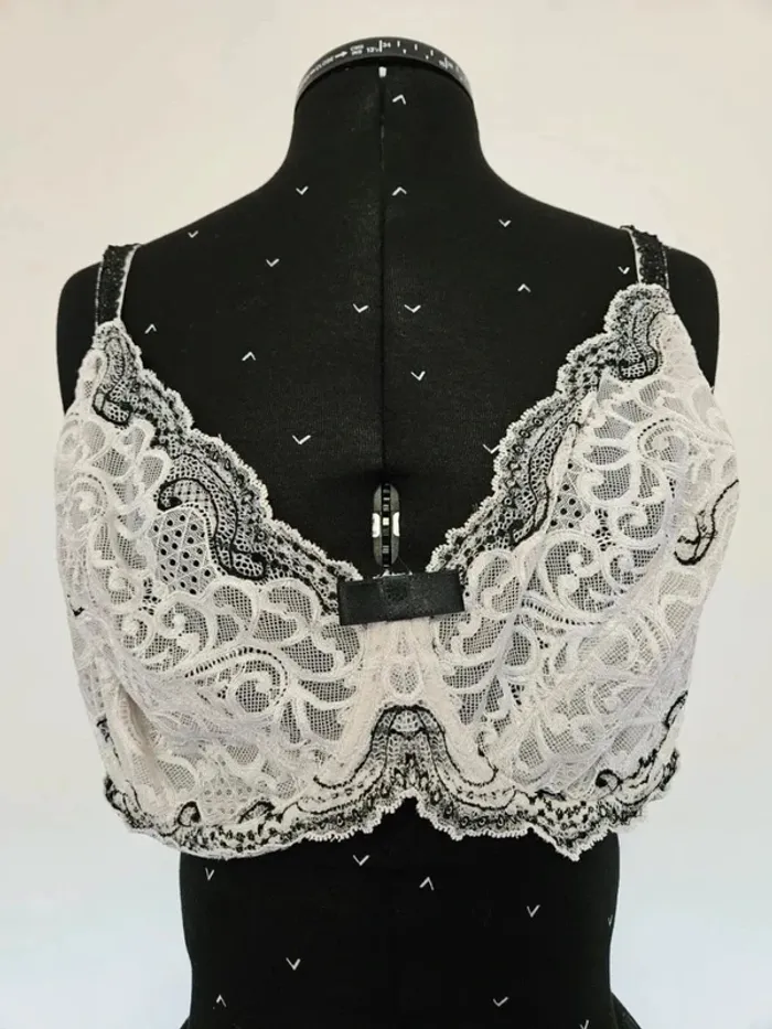 Soutien-gorge dentelle 105F RougeGorge – grande taille, très bon état