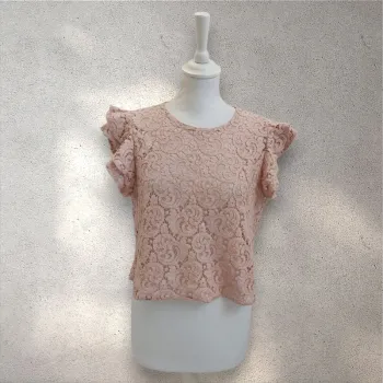 Top manches courtes à froufrous en dentelle rose Zara