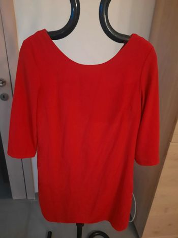 Robe rouge avec noeud