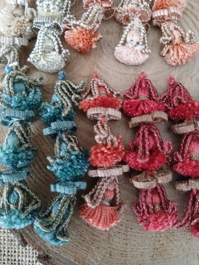 Lot de 15 glands pompons long guipure à coudre ou autre - photo numéro 2