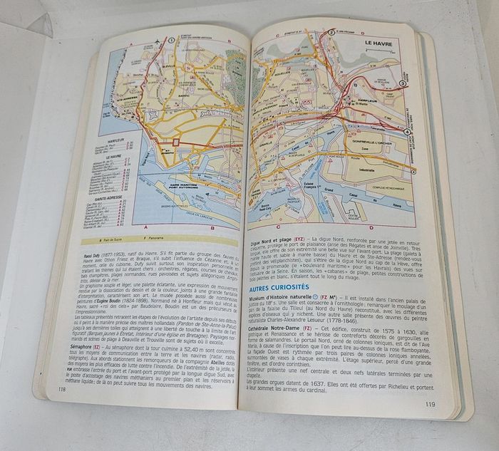 "Guide de tourisme. Michelin. Normandie. Vallée de la Seine".
248 pages.
ISBN : 2.06.034703.3 - photo numéro 4