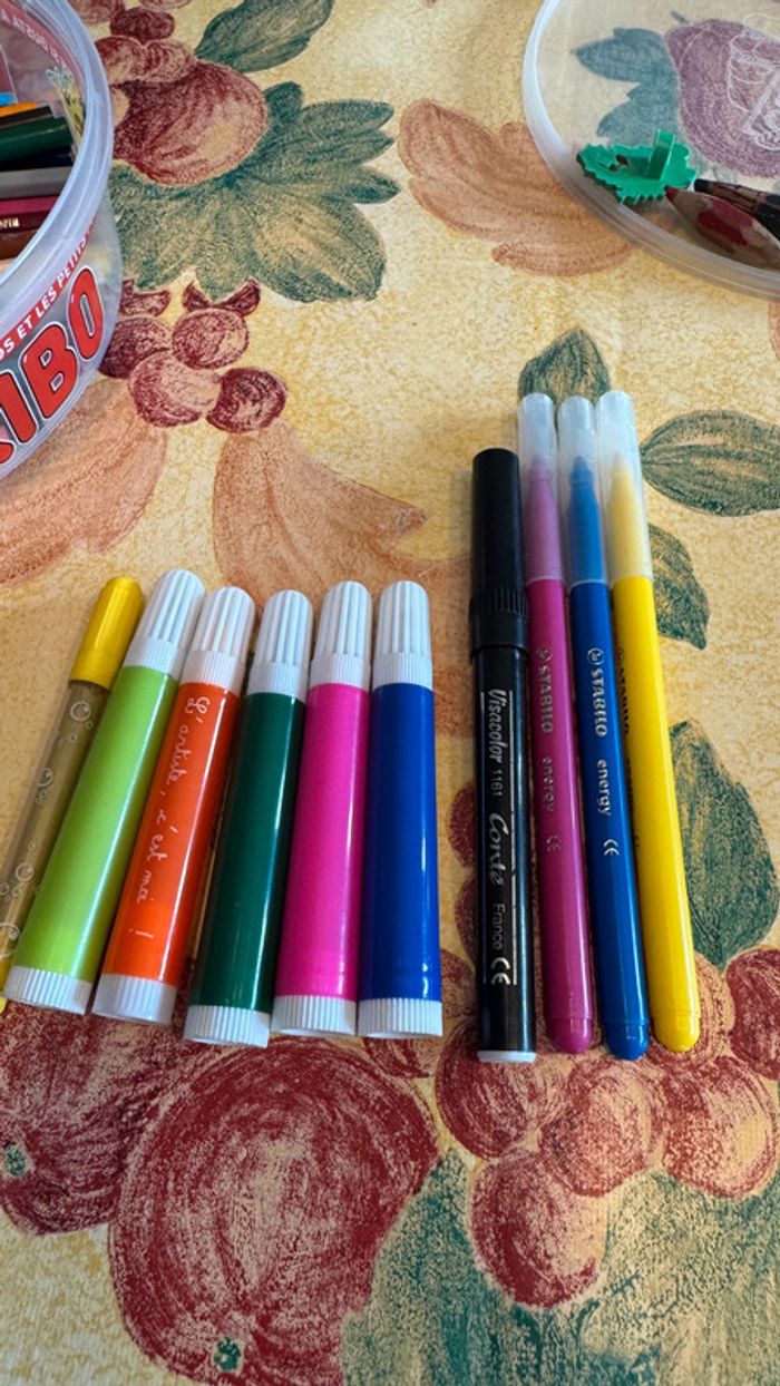 Ensemble avec environ 50 crayon de couleur, 10 feutres (boite haribo) - photo numéro 4