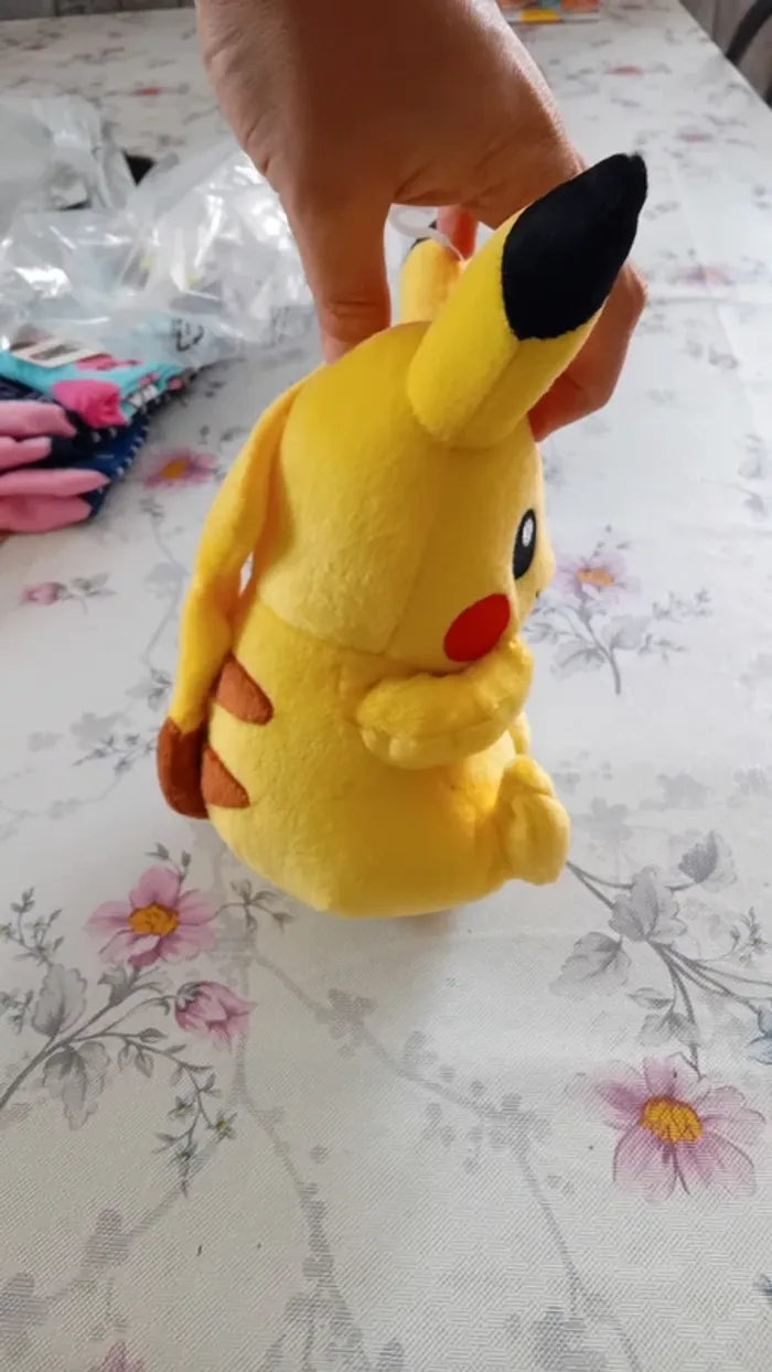 Peluche pikachu - photo numéro 3