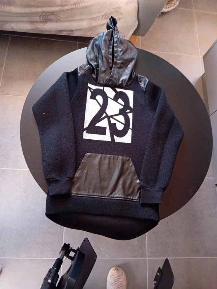 Pull Moderne Noir à Capuche