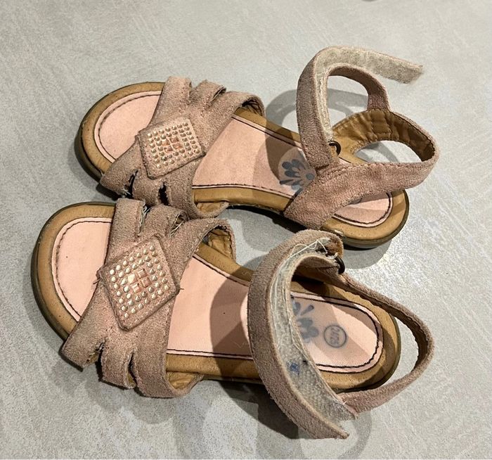 Lot de paires de chaussures sandales fille taille 25 et 26/27 - photo numéro 3