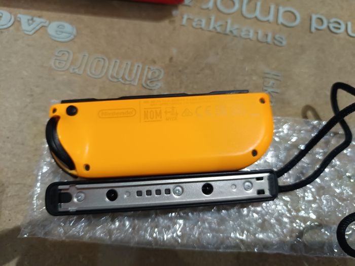 Joycon Nintendo Switch en très bon état - photo numéro 7